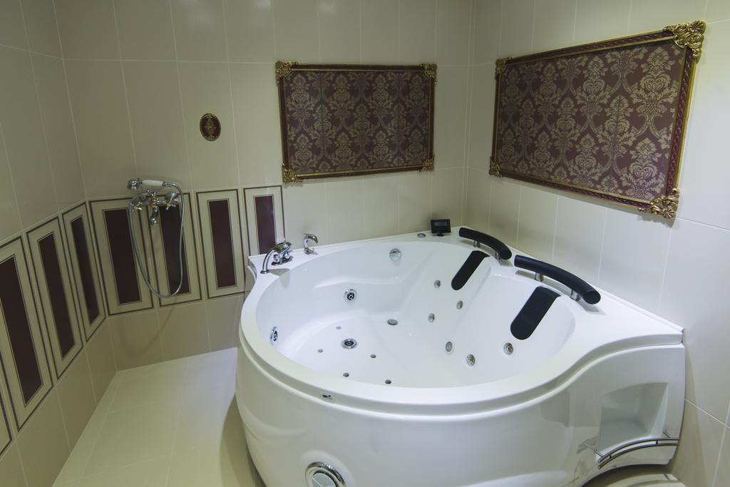 Hotel Diamond Kazanlak Ngoại thất bức ảnh